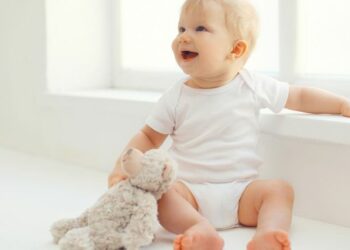 Comment un bébé apprend à s'asseoir tout seul ?