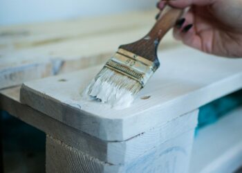 Comment vernir un meuble sans trace de pinceau ?