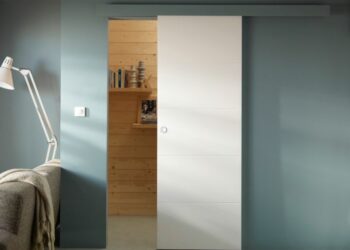 Comment verrouiller une porte coulissante en applique ?