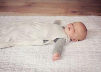 Est-ce dangereux de faire dormir bébé sans gigoteuse ?