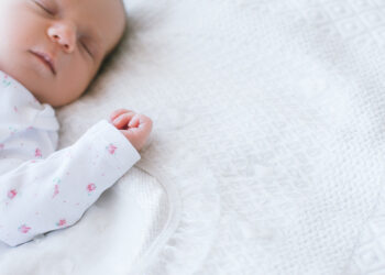 Est-ce que bébé peut dormir sur le côté ?