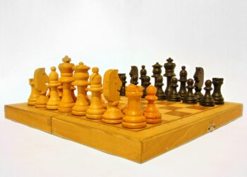 Est-ce que la tour peut reculer aux échecs ?