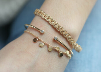 Est-ce que le plaqué or noirci ?