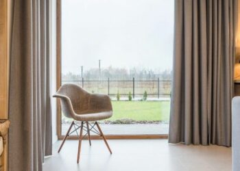 Est-ce que les rideaux doivent toucher le sol ?