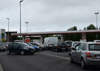 Est-ce que les stations essence prennent les chèques ?