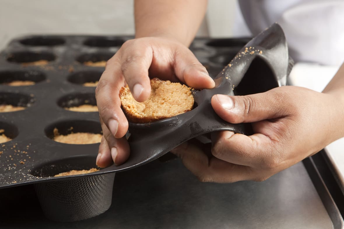 Est-ce qu'il faut beurrer un moule en silicone