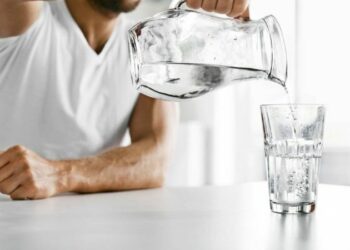 Est-il conseillé de boire de l'eau pendant la nuit au sommeil ?