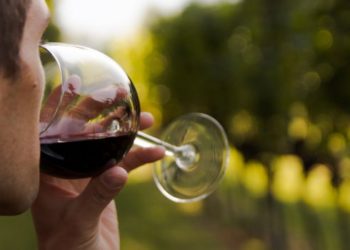 Est-il dangereux de boire dans un verre en cristal ?