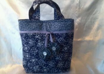 How do you keep a tote bag in shape?