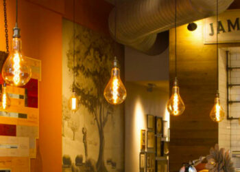 Lanternes en cuivre et 4 autres façons de rendre un salon plus confortable