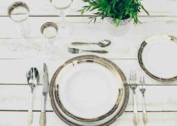 Où mettre la serviette sur la table ?