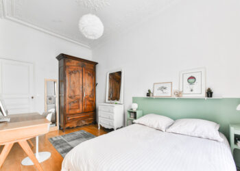 Où mettre le papier peint dans une chambre ?