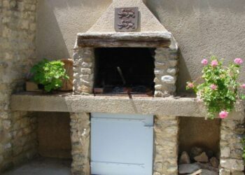 Où placer le barbecue dans le jardin ?