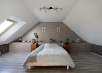 Où placer le lit dans une chambre sous comble ?