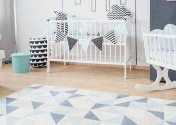 Où placer le mobile dans le lit de bébé ?