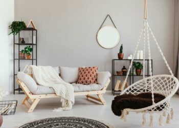 Où placer un grand miroir dans un salon ?