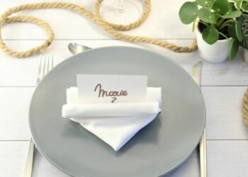 Où se place la serviette de table ?