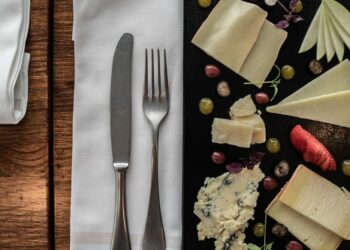 Pourquoi Met-on la fourchette à droite ?