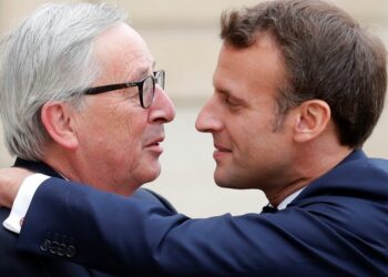 Pourquoi Sert-on à gauche ?