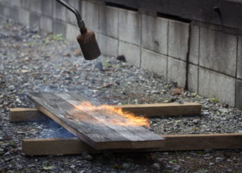 Pourquoi brûler le bois au chalumeau ?