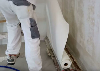 Pourquoi encoller le mur avant de tapisser ?