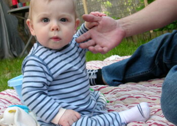 Pourquoi il ne faut pas mettre les bébés assis ?