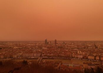 Pourquoi le ciel est jaune Sahara ?
