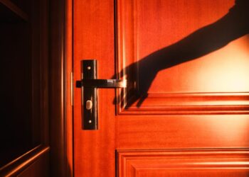 Pourquoi mettre un miroir à la porte d'entrée ?