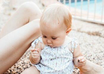 Pourquoi mon bébé ne tient pas assis ?