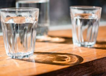 Pourquoi ne pas dormir avec un verre d'eau ?