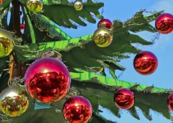 Pourquoi on met des boules sur le sapin de Noël ?