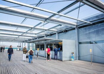 Pourquoi on sert les plats à droite ?