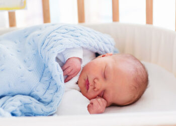 Pourquoi surélever le matelas de bébé ?