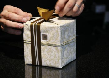 Pourquoi une femme offre un cadeau à un homme ?