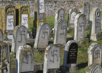 Pourquoi y a T-IL des anneaux sur les tombes ?