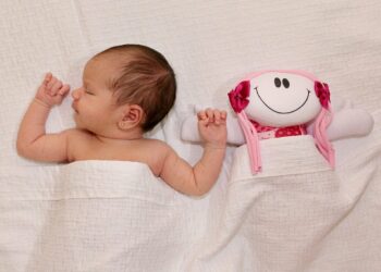 Quand Peut-on laisser bébé dormir avec doudou ?