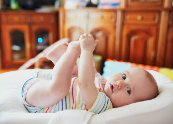 Quand bébé commence à attraper ?