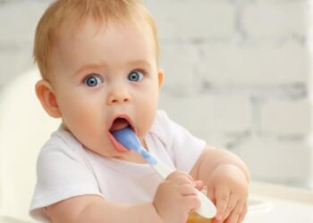 Quand bébé commence à manger avec fourchette ?