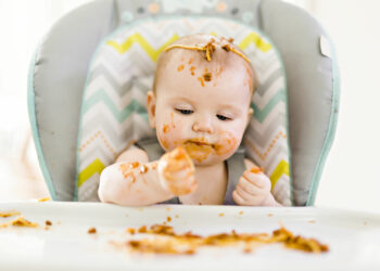 Quand bébé mange avec couverts ?