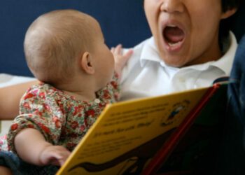 Quand commencer à lire des histoires à bébé ?