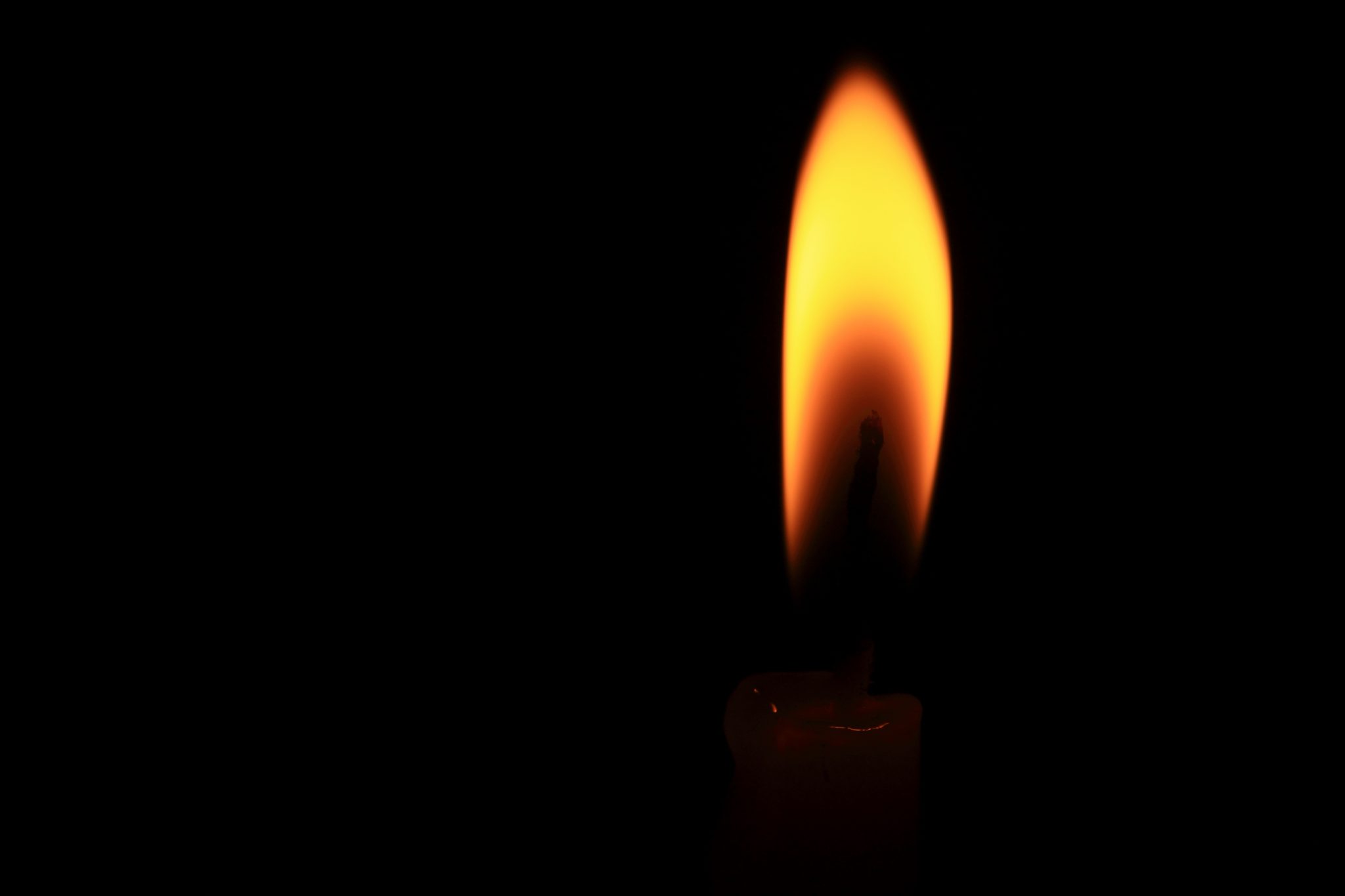 Свеча на черном фоне 22 июня