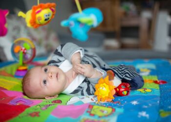 Quand mettre un bébé sur un tapis d'éveil ?
