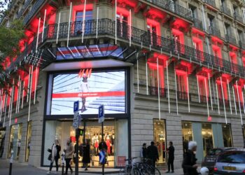 Quand ouvre les magasins à Paris ?