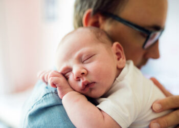 Quand s'inquiéter si bébé ne se retourne pas ?