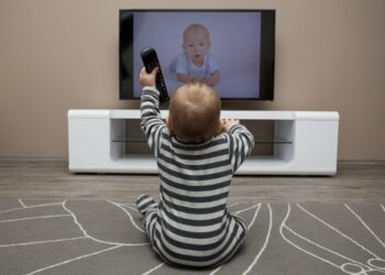 Quand un bébé peut regarder la télé ?