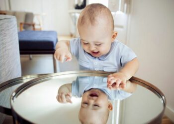 Quand un bébé se reconnaît dans le miroir ?