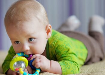 Quel âge hochet bébé ?