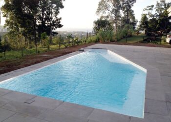 Quel est le meilleur choix pour des dalles autour d'une piscine ?