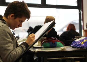 Quel est le synonyme de comment ?