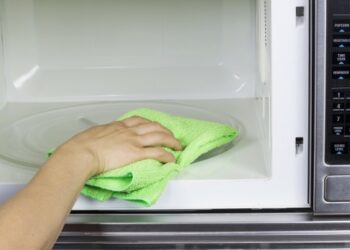 Quel métal peut aller au micro-ondes ?